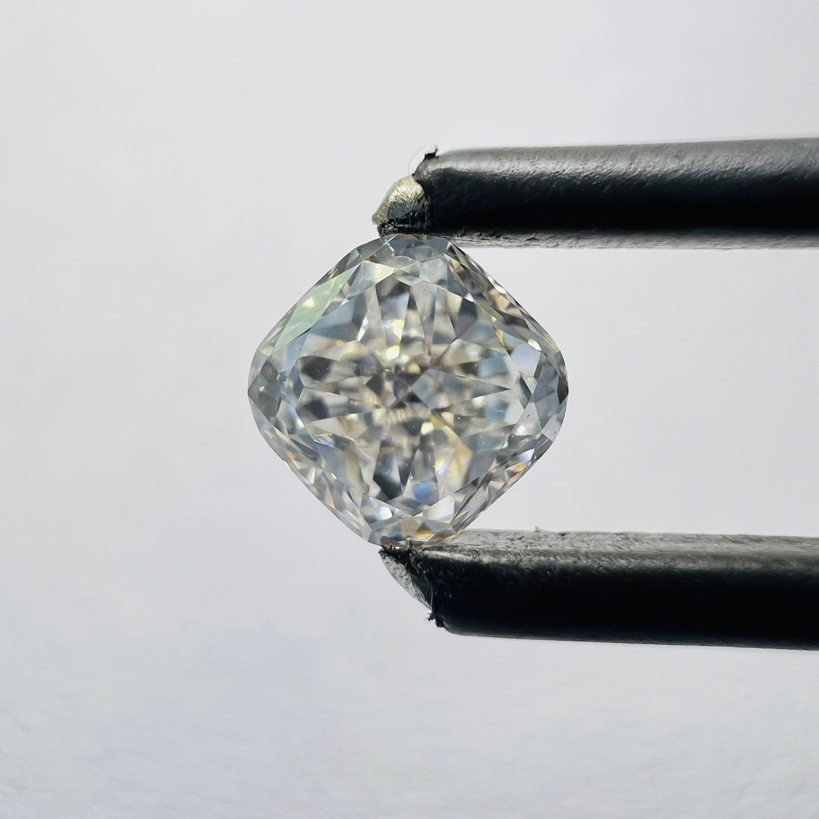 Loose Diamond - CUSHION BRILLIANT 0.61ct H VVS2: Loose Diamond - CUSHION BRILLIANT 0.61ct H VVS2 Source: This is a real non-mined Diamond that has been grown in a lab Shape: CUSHION BRILLIANT Carats: 0.61 Color: H Clarity: VVS2 Certification: NONE T