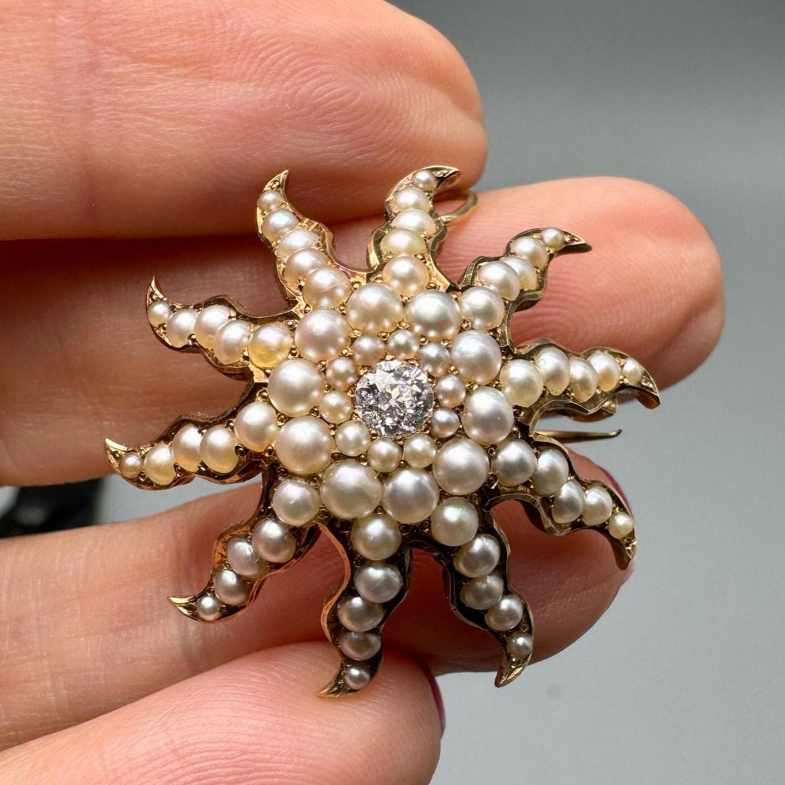 Antique 18K Gold Pendant Brooch with Diamond and Natural Pearls Victorian Era: Antique 18K Gold Pendant Brooch with Diamond and Natural Pearls Victorian Era This Victorian brooch and pendant features 18K yellow gold set with natural pearls and an approximately 0.20 ct European-c