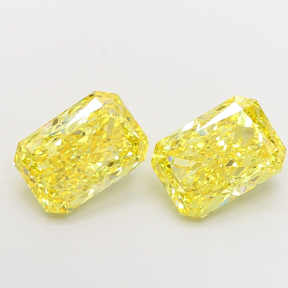 Loose Diamond - RADIANT 5.0ct Fancy Vivid Yellow VS2: Loose Diamond - RADIANT 5.0ct Fancy Vivid Yellow VS2 Source: This is a real non-mined Diamond that has been grown in a lab Shape: RADIANT Carats: 5.0 Color: Fancy Vivid Yellow Certification: IGI Video