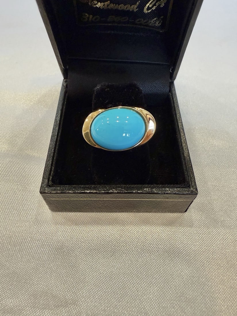 Stunning 14K Yellow Gold Turquoise Ring Size 6.25: Stunning 14K Yellow Gold Turquoise Ring Size 6.25 This exquisite 14K yellow gold ring features a stunning turquoise centerpiece, perfect for adding a pop of color to any outfit. Designed with intricat