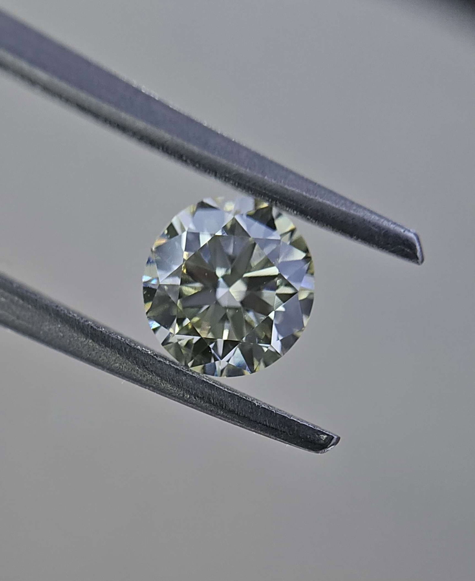 Loose Diamond - ROUND 0.55ct W-X VS1: Loose Diamond - ROUND 0.55ct W-X VS1 Source: Natural Shape: ROUND Carats: 0.55 Color: W-X Certification: IGI The Diamond Depot Guarantee: All items in this auction are guaranteed to be 100% authentic.