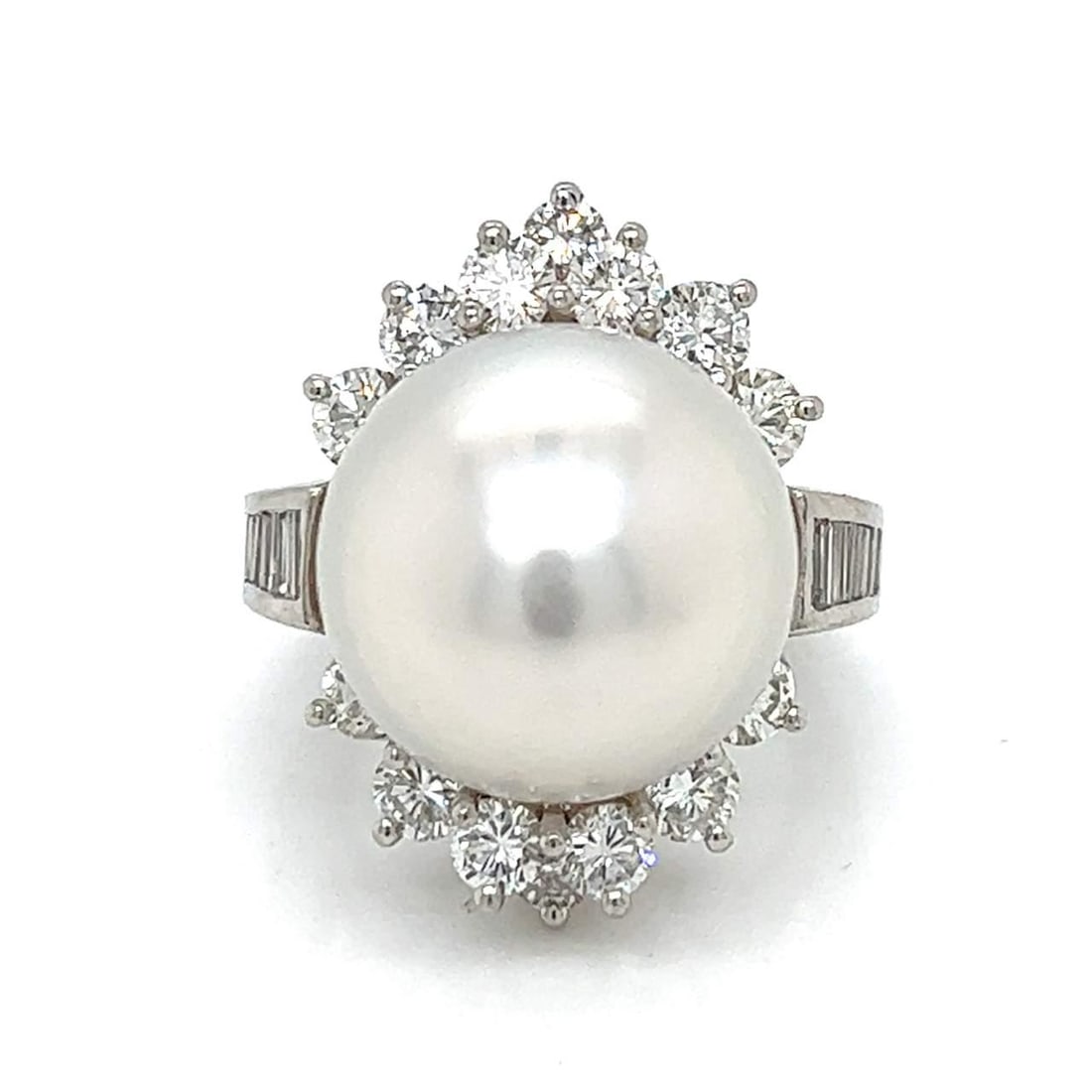 Elegant Platinum South Sea Pearl Diamond Ring 2.20 Ct F-G VVS-VS: Elegant Platinum South Sea Pearl Diamond Ring 2.20 Ct F-G VVS-VS Exquisite Platinum South Sea Pearl and Diamond Ring featuring a stunning combination of elegance and luxury. This ring, weighing 18.7 g