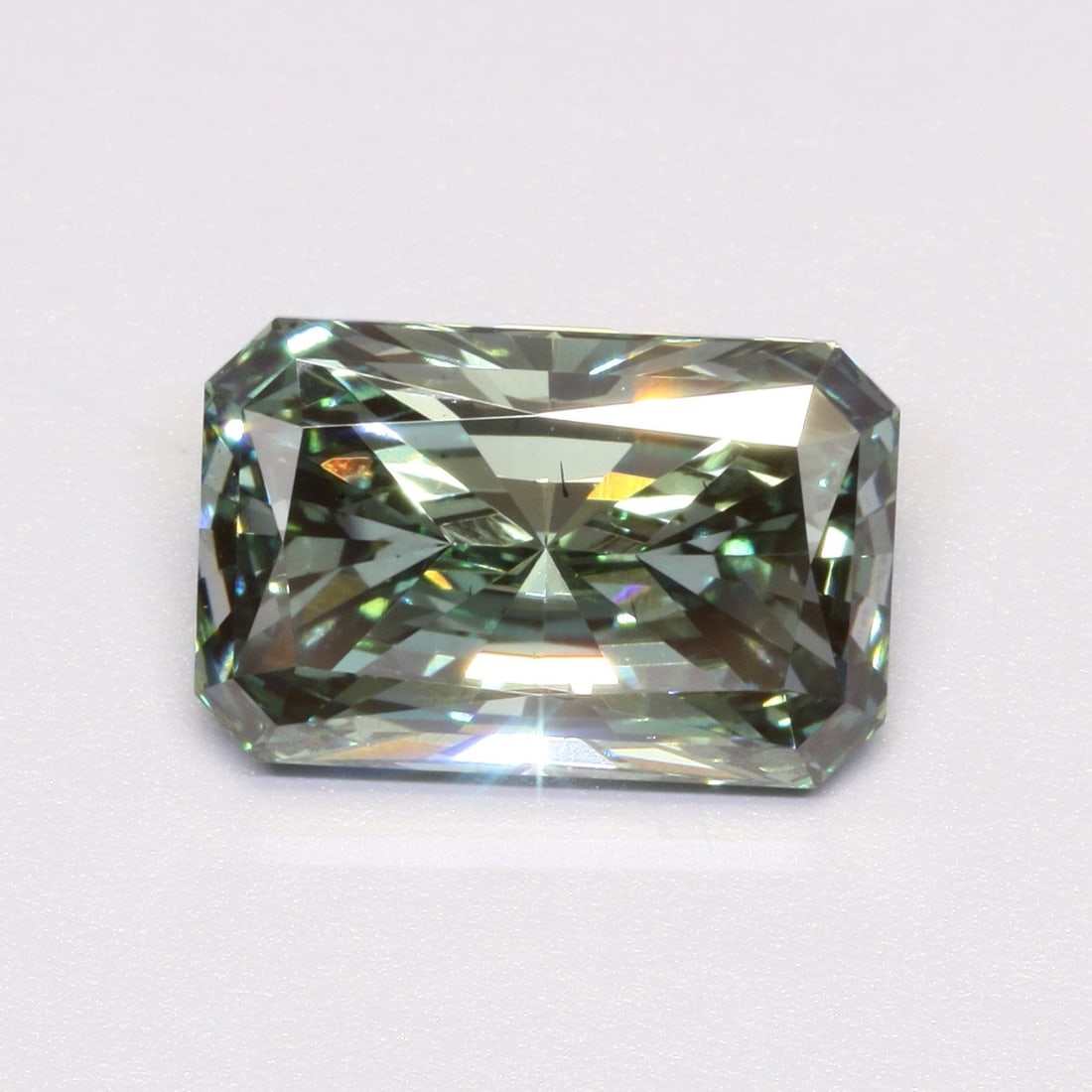 Loose Diamond - RADIANT 3.52ct Fancy Vivid Green SI1: Loose Diamond - RADIANT 3.52ct Fancy Vivid Green SI1 Source: This is a real non-mined Diamond that has been grown in a lab Shape: RADIANT Carats: 3.52 Color: Fancy Vivid Green Certification: IGI Video