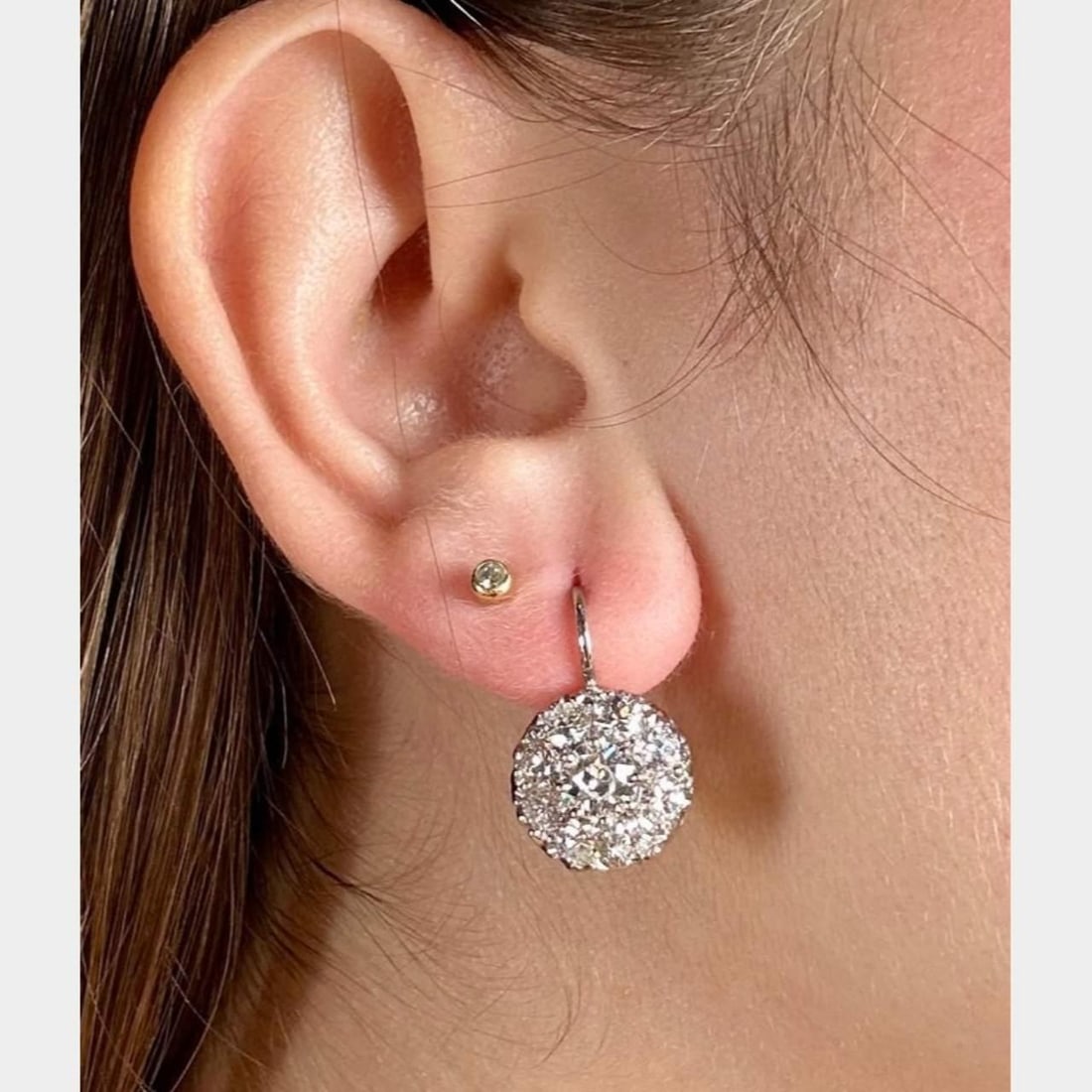 Elegant 18K Yellow Gold Platinum Diamond Earrings 3.00 Ct: Elegant 18K Yellow Gold Platinum Diamond Earrings 3.00 Ct These exquisite earrings feature a stunning combination of 18K yellow gold and platinum, adorned with a total of 3.00 carats of diamonds. The 