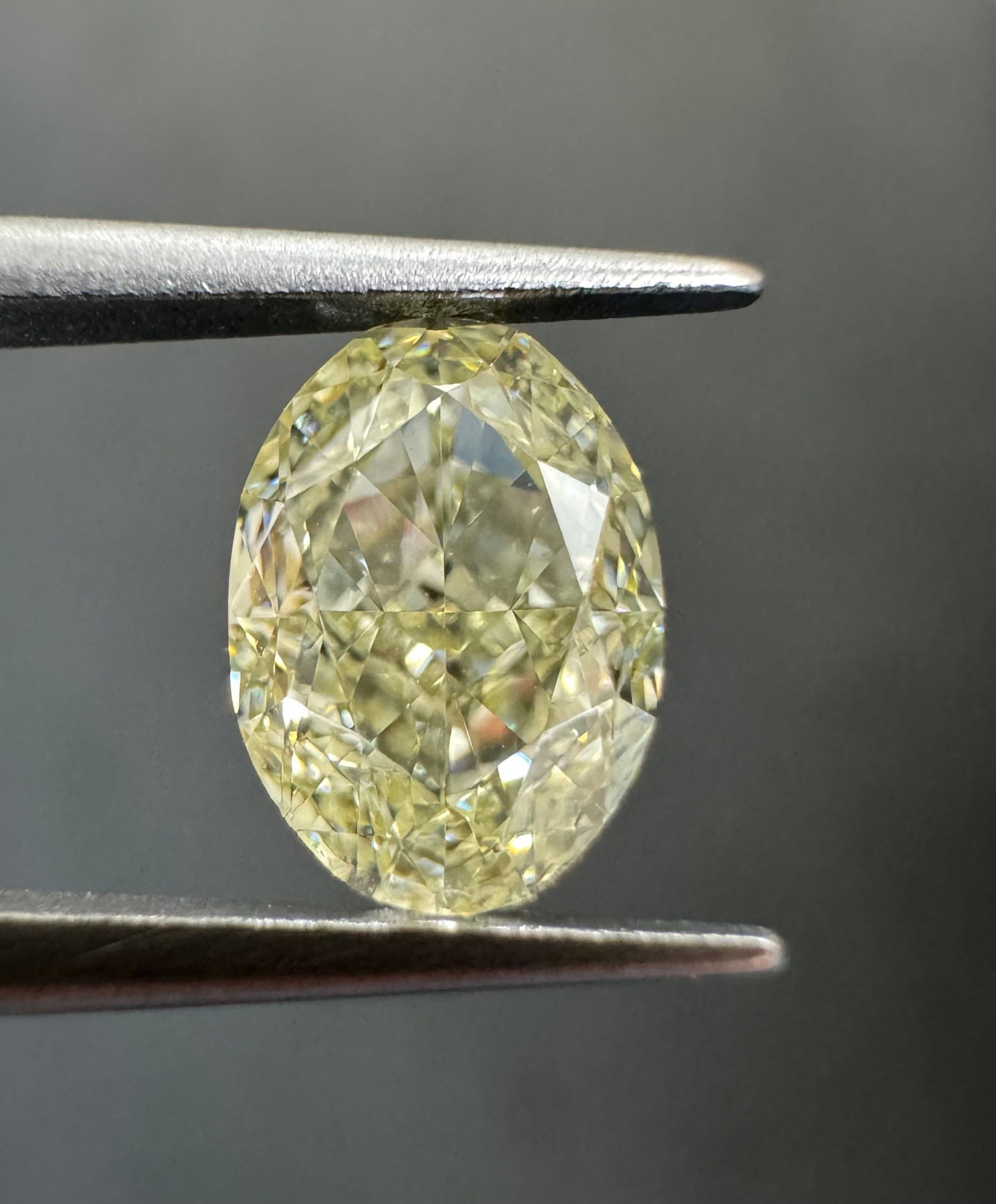 Loose Diamond - OVAL 1.01ct U-V VVS2: Loose Diamond - OVAL 1.01ct U-V VVS2 Source: Natural Shape: OVAL Carats: 1.01 Color: U-V Certification: GIA Video: