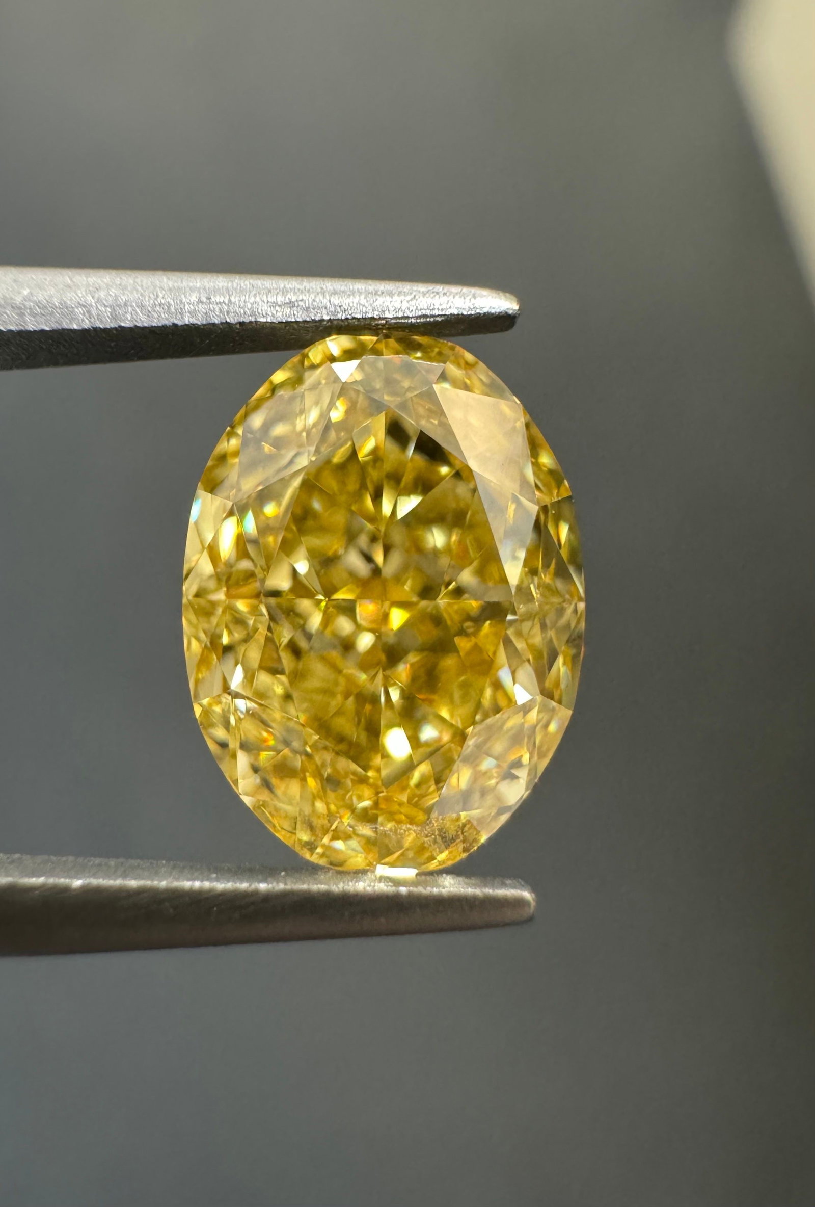 Loose Diamond - OVAL 2.04ct Fancy Intense Orangey Yellow VS1: Loose Diamond - OVAL 2.04ct Fancy Intense Orangey Yellow VS1 Source: Natural Shape: OVAL Carats: 2.04 Color: Fancy Intense Orangey Yellow Certification: GIA Video: