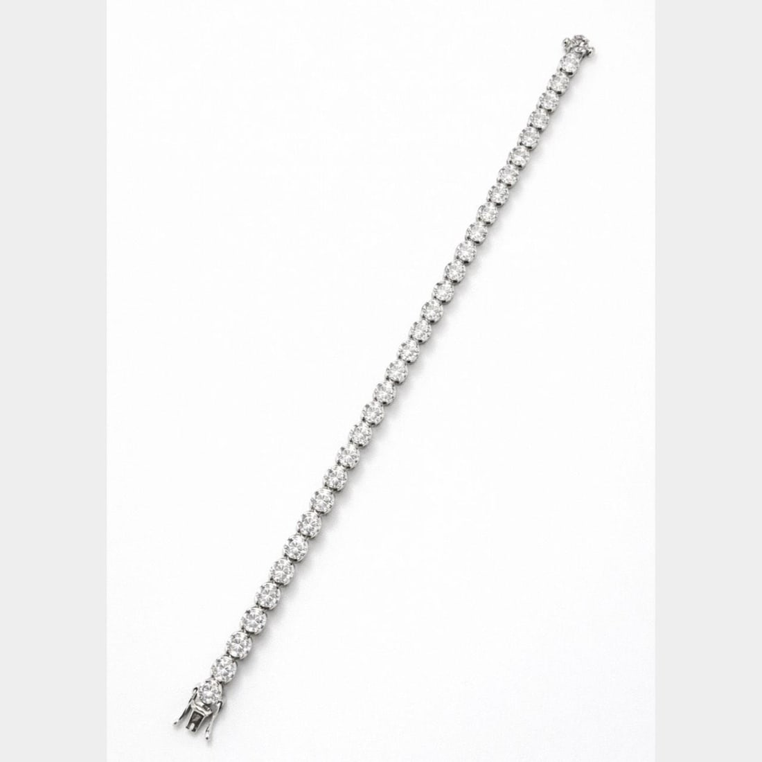 Diamond Tennis Bracelet in 18K White Gold with 11.20 Carats: Diamond Tennis Bracelet in 18K White Gold with 11.20 Carats This elegant tennis bracelet is crafted in 18K white gold and features 35 diamonds with a total weight of approximately 11.20 carats. The di