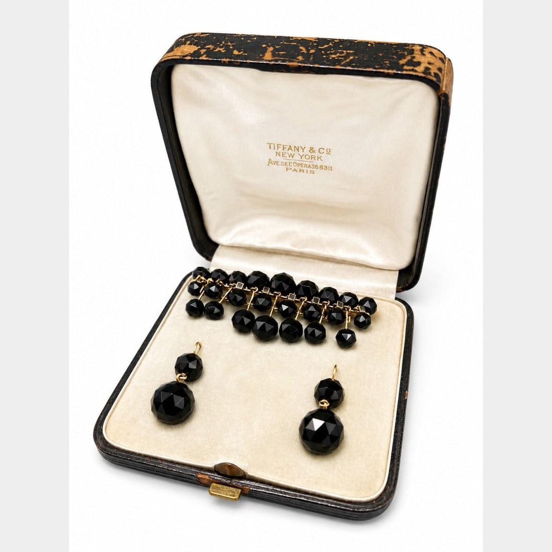 Tiffany Co Onyx Brooch Earrings 14K Gold Box Set: Tiffany Co Onyx Brooch Earrings 14K Gold Box Set This elegant set from Tiffany & Co. features a brooch and matching earrings crafted in 14K yellow gold and set with striking black onyx stones. The bro