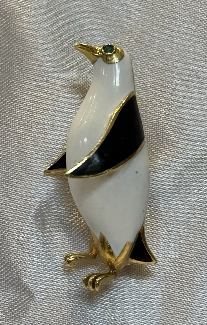 French 18K Yellow Gold Enameled Penguin Brooch Necklace: French 18K Yellow Gold Enameled Penguin Brooch Necklace This exquisite French 18K enameled gold penguin necklace brooch showcases stunning craftsmanship and intricate design. Weighing 8.20 grams, this
