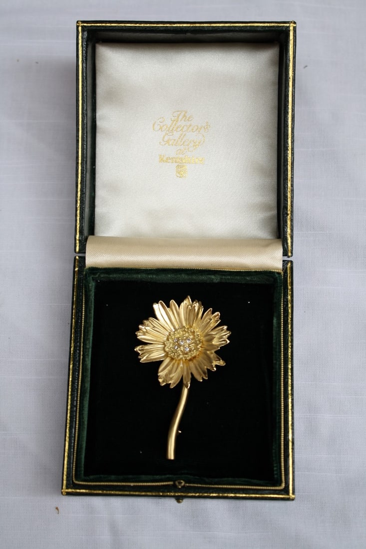 18K Yellow Gold Diamond Sunflower Brooch by Marlene Stove: 18K Yellow Gold Diamond Sunflower Brooch by Marlene Stove This exquisite 18K yellow gold diamond sunflower brooch, designed by Marlene Stove in New York, showcases a stunning floral theme. The piece f