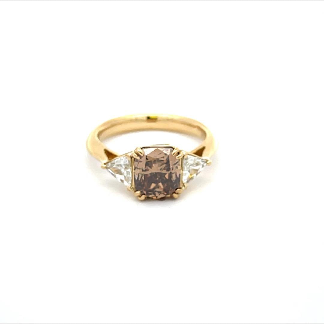Stunning 18k Yellow Gold Ring with 2.60ct Bronze Diamond: Stunning 18k Yellow Gold Ring with 2.60ct Bronze Diamond This exquisite ring showcases a stunning design crafted from 18k yellow gold, featuring a cushion-shaped open style basket bridge. At its cente