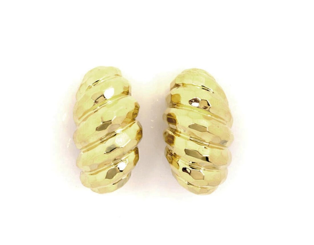Henry Dunay 18k Yellow Gold Hammered Huggie Clip Earrings: Henry Dunay 18k Yellow Gold Hammered Huggie Clip Earrings These vintage Henry Dunay earrings are crafted from 18k yellow gold and feature a distinctive hammered shell design in an oval, curved huggie 