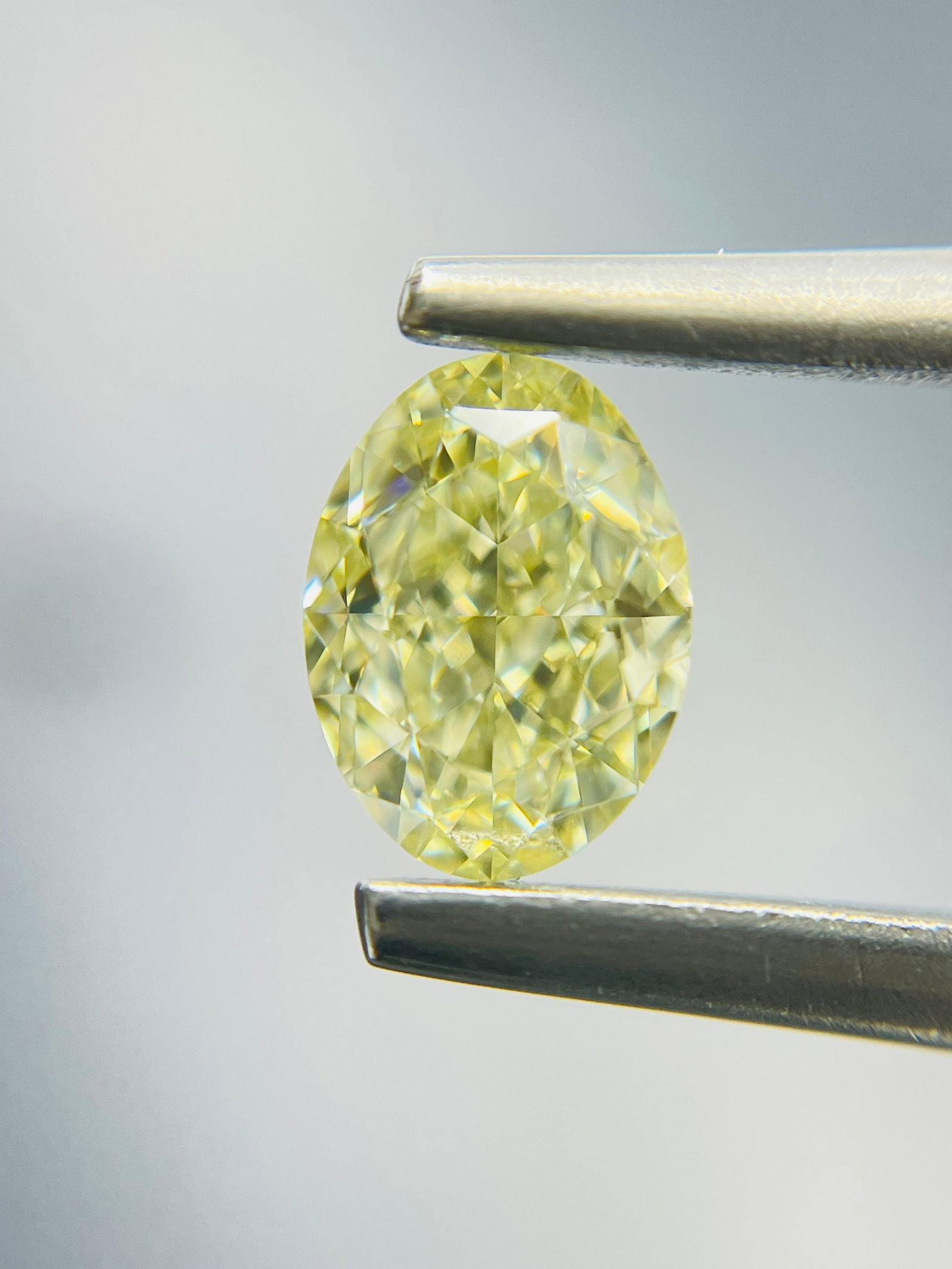 Loose Diamond - OVAL 1.0ct Fancy Light Yellow SI1: Loose Diamond - OVAL 1.0ct Fancy Light Yellow SI1 Source: Natural Shape: OVAL Carats: 1.0 Color: Fancy Light Yellow Certification: GIA The Diamond Depot Guarantee: All items in this auction are guaran