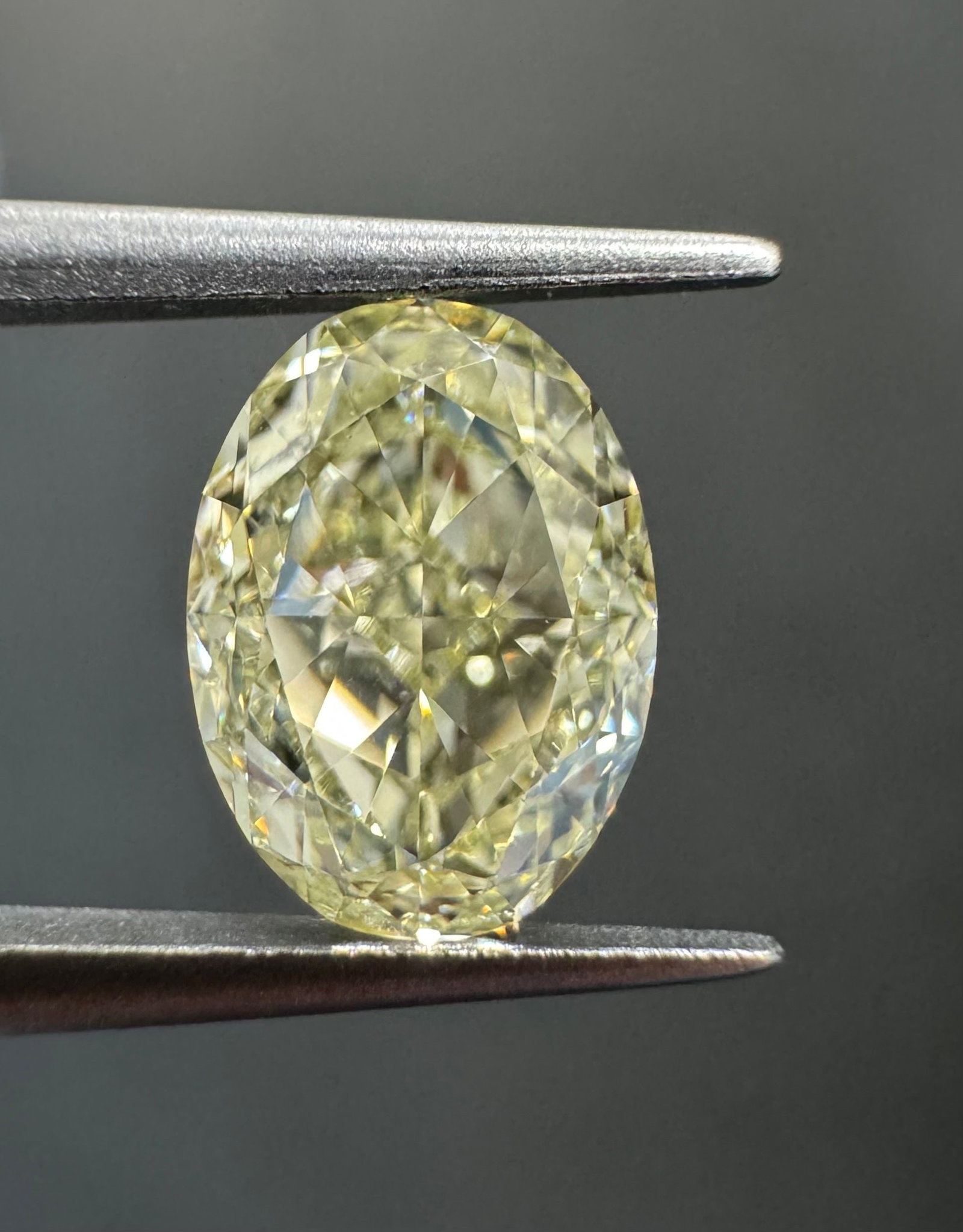 Loose Diamond - OVAL 1.07ct U-V VVS2: Loose Diamond - OVAL 1.07ct U-V VVS2 Source: Natural Shape: OVAL Carats: 1.07 Color: U-V Certification: GIA Video: