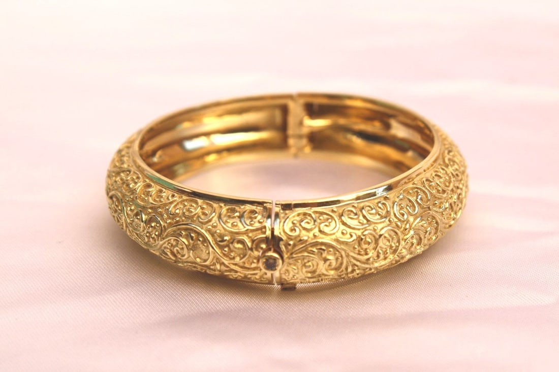 Cynthia Bach 18K Gold Handmade Bracelet with Hallmark: Cynthia Bach 18K Gold Handmade Bracelet with Hallmark Discover the exquisite craftsmanship of this Cynthia Bach 18k gold bracelet, a stunning piece designed for elegance and luxury. Handcrafted with m