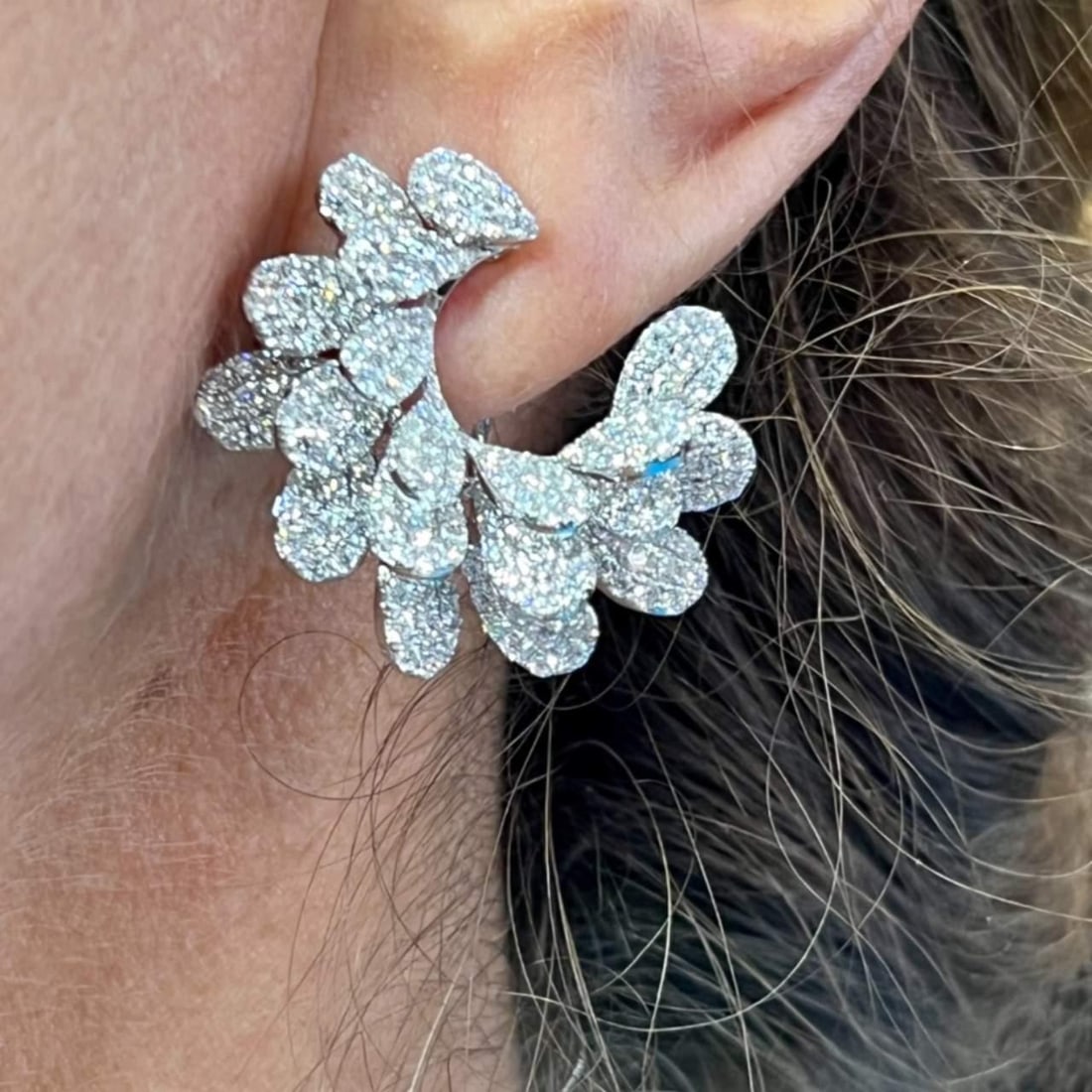 Stunning 18K White Gold Diamond Earrings 456 Diamonds 6.11 Ct: Stunning 18K White Gold Diamond Earrings 456 Diamonds 6.11 Ct These exquisite 18K White Gold Diamond Earrings are a stunning addition to any jewelry collection. Weighing 13.5 grams, they are adorned w