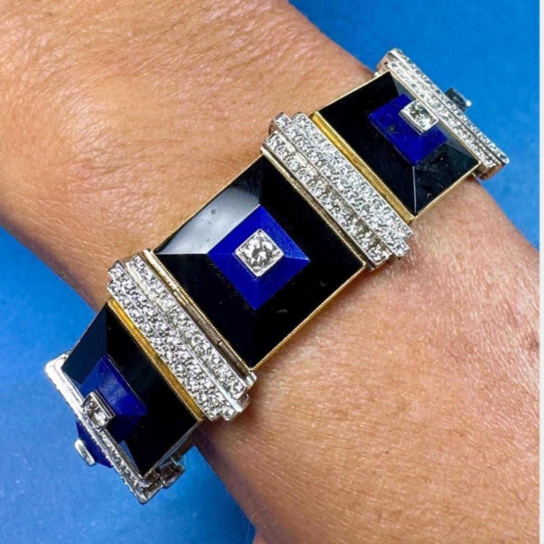 18K Yellow Gold Platinum Lapis Lazuli Onyx Diamond Bracelet 256 Diamonds: 18K Yellow Gold Platinum Lapis Lazuli Onyx Diamond Bracelet 256 Diamonds This exquisite bracelet features a luxurious combination of 18K yellow gold and platinum, adorned with vibrant lapis lazuli and