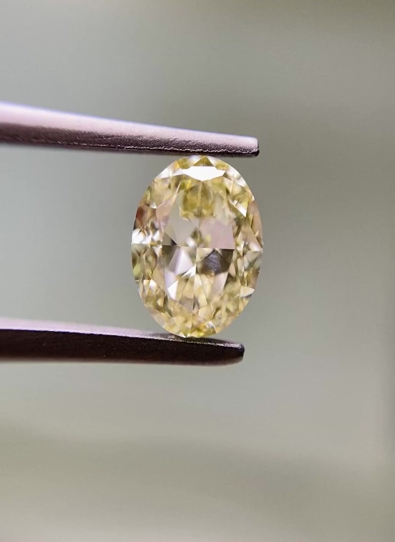 Loose Diamond - OVAL 1.01ct Fancy Light Brownish Yellow VS2: Loose Diamond - OVAL 1.01ct Fancy Light Brownish Yellow VS2 Source: Natural Shape: OVAL Carats: 1.01 Color: Fancy Light Brownish Yellow Certification: GIA Video: