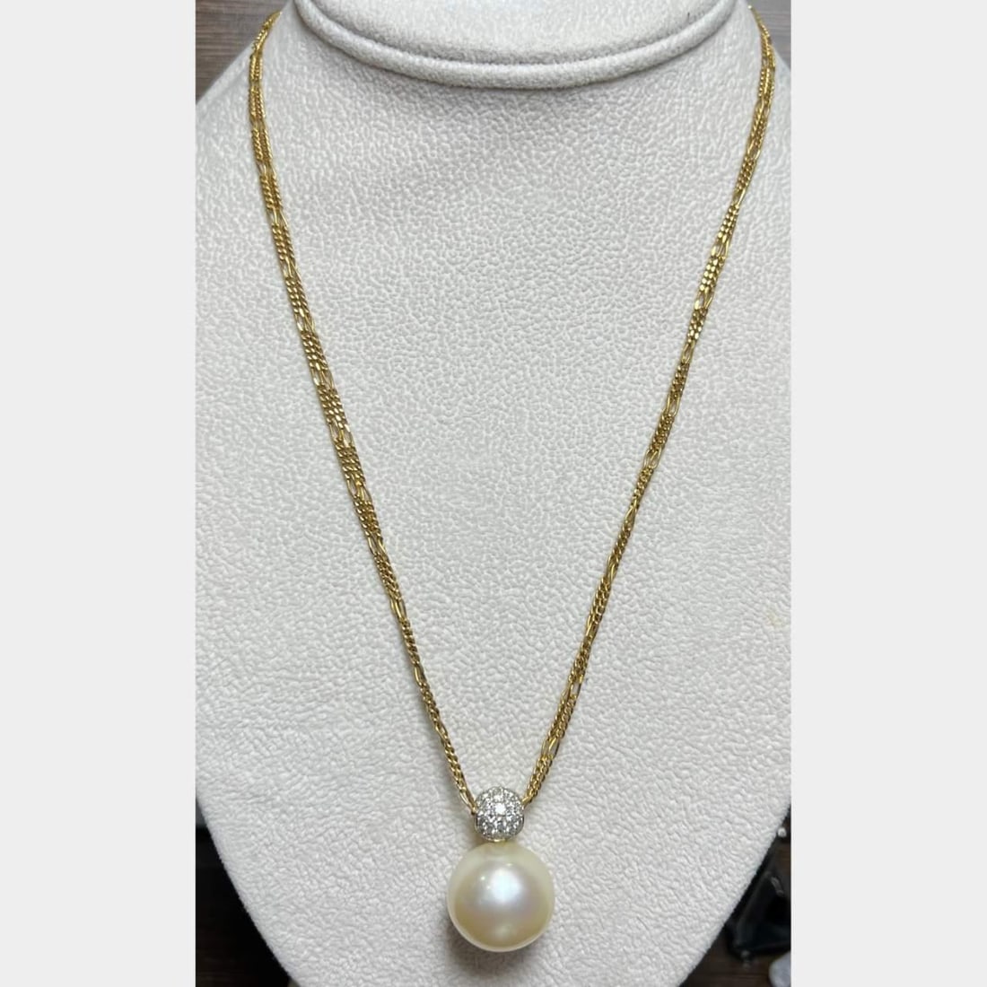 18K Yellow Gold South Sea Pearl Necklace with 30 Diamonds: 18K Yellow Gold South Sea Pearl Necklace with 30 Diamonds Elevate your elegance with this stunning 18K Yellow Gold South Sea Pearl and Diamond Necklace. Featuring a magnificent approximately 17.0mm So
