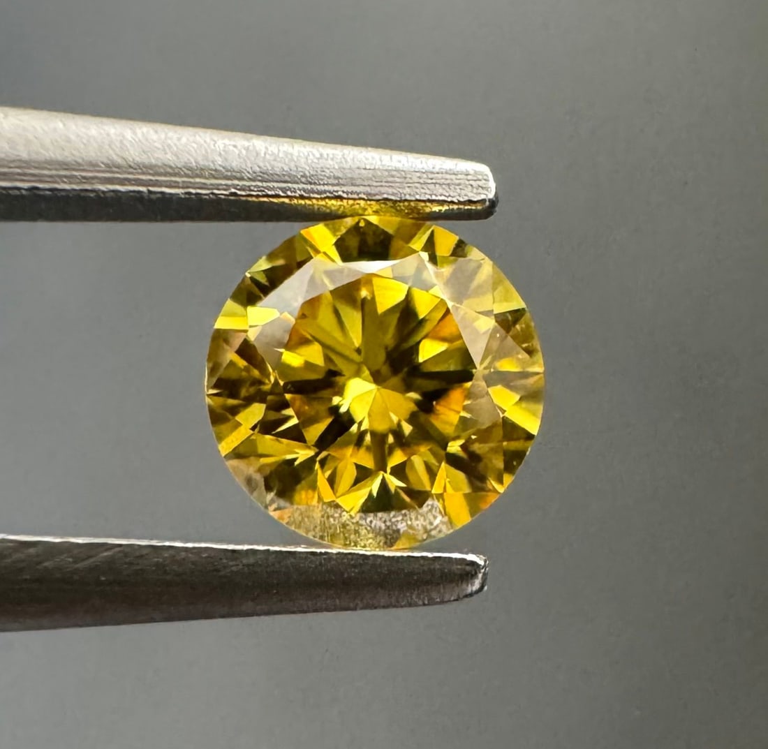 Loose Diamond - ROUND 0.19ct Fancy Vivid Yellow VS2: Loose Diamond - ROUND 0.19ct Fancy Vivid Yellow VS2 Source: Natural Shape: ROUND Carats: 0.19 Color: Fancy Vivid Yellow Certification: GIA The Diamond Depot Guarantee: All items in this auction are gu
