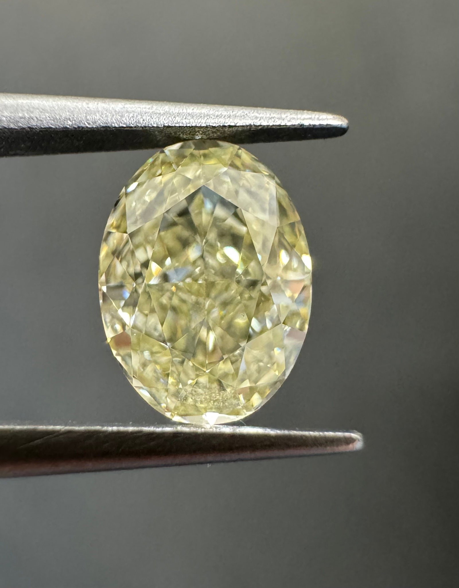 Loose Diamond - OVAL 1.01ct U-V VS1: Loose Diamond - OVAL 1.01ct U-V VS1 Source: Natural Shape: OVAL Carats: 1.01 Color: U-V Certification: GIA Video: