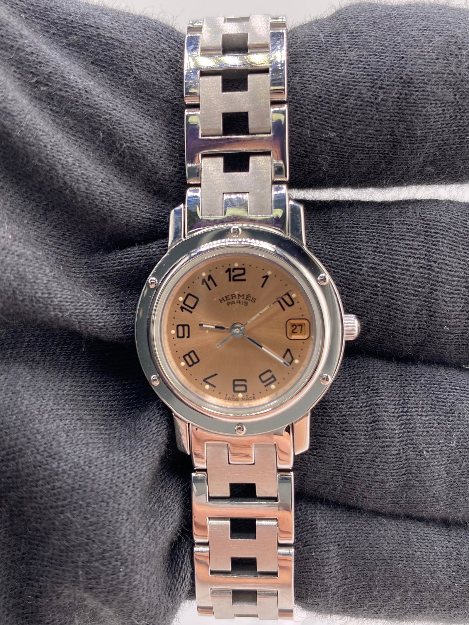 Hermes Clipper Ladies Stainless Steel Bracelet Salmon Dial CL4.210 Papers: Hermes Clipper Ladies Stainless Steel Bracelet Salmon Dial CL4.210 Papers This Hermes Clipper watch features a salmon dial with Arabic numerals, complemented by a fixed bezel and a stainless steel bra