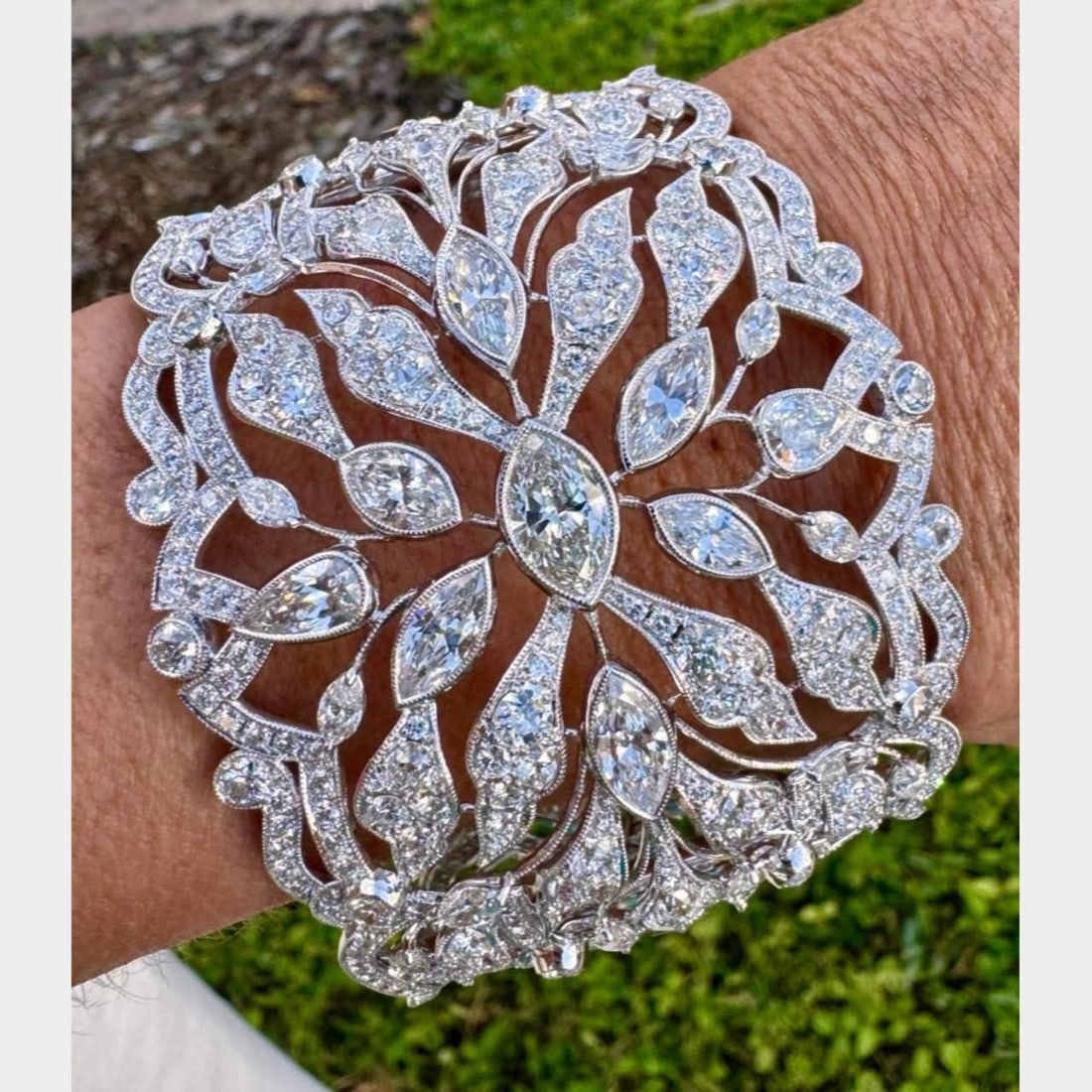 Platinum Cuff Bracelet 39.52 Ct Diamonds F-H VS1-SI1: Platinum Cuff Bracelet 39.52 Ct Diamonds F-H VS1-SI1 This exquisite cuff bracelet showcases a stunning array of diamonds totaling 39.52 ct, set in luxurious platinum. The diamonds exhibit a beautiful 