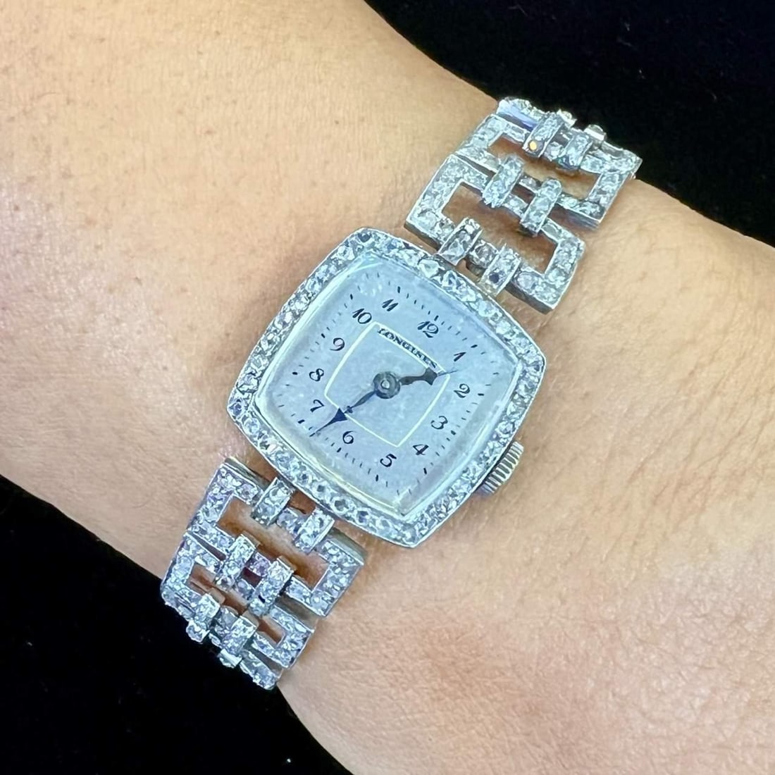 LONGINES Art Deco Platinum Watch with 383 Rose-Cut Diamonds 7.60 Ct: LONGINES Art Deco Platinum Watch with 383 Rose-Cut Diamonds 7.60 Ct This exquisite LONGINES Art Deco Ladies Watch showcases a stunning design crafted in platinum. Weighing 31.1 grams, it is adorned wi