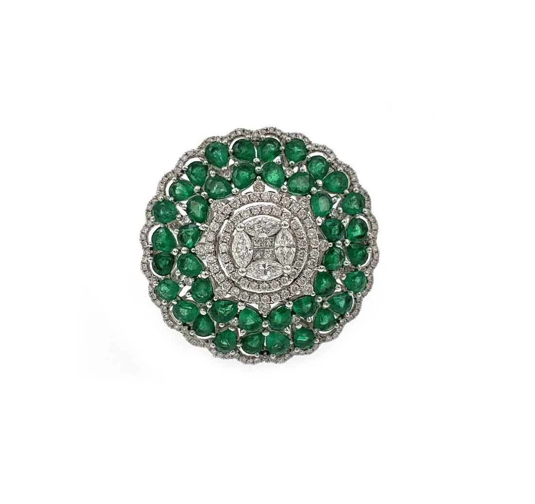 Elegant 5.85ct Diamond Emerald 18k White Gold Floral Dome Ring Size 7: Elegant 5.85ct Diamond Emerald 18k White Gold Floral Dome Ring Size 7 This stunning estate ring features a large dome shape crafted from 18k white gold with a polished finish. The impressive 31.5mm ro