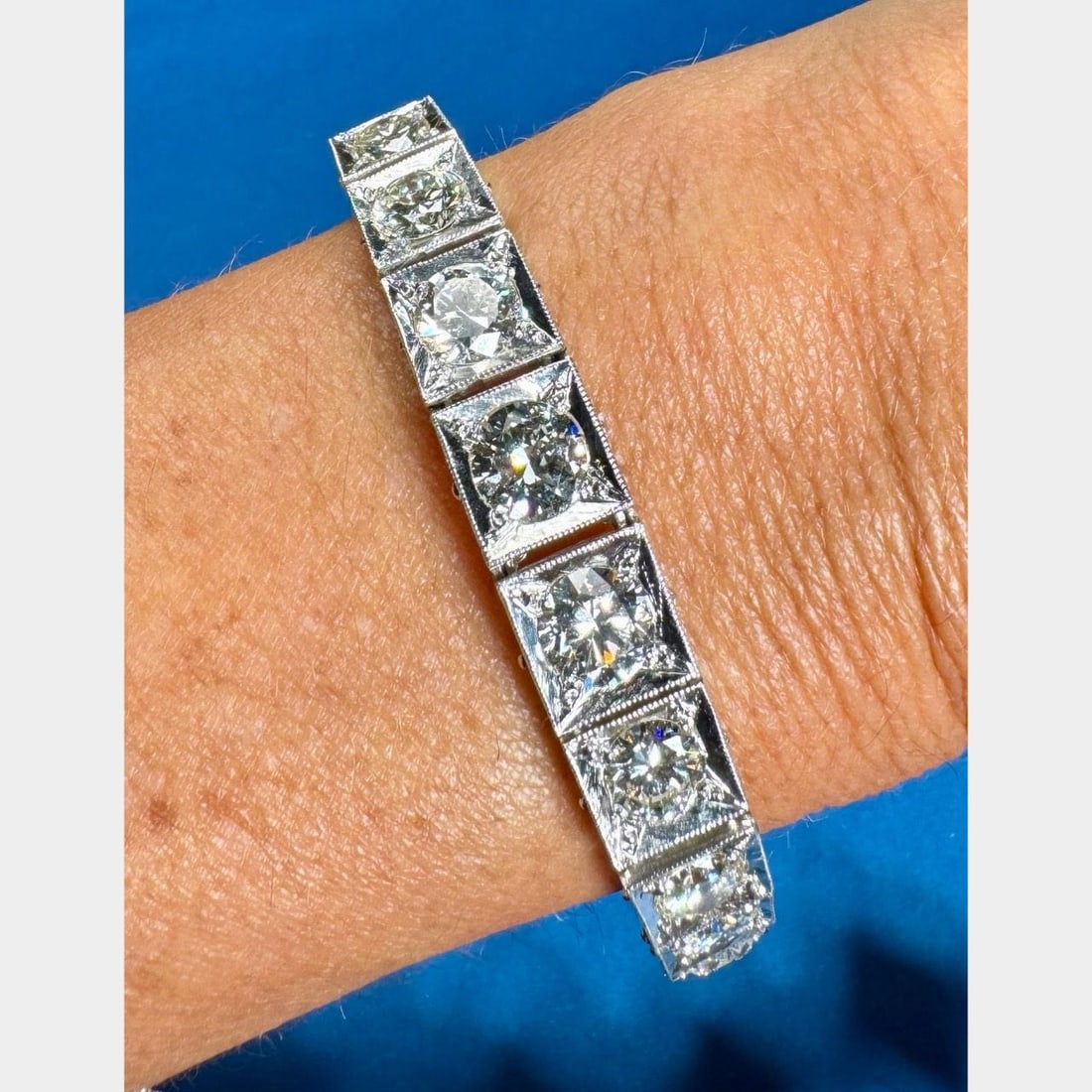 Diamond Bracelet in Platinum with 20 Carats Total Weight and 21 Stones: Diamond Bracelet in Platinum with 20 Carats Total Weight and 21 Stones This platinum bracelet features 21 diamonds with a total approximate weight of 20.00 carats, showcasing G-J color and VS1-SI1 cla