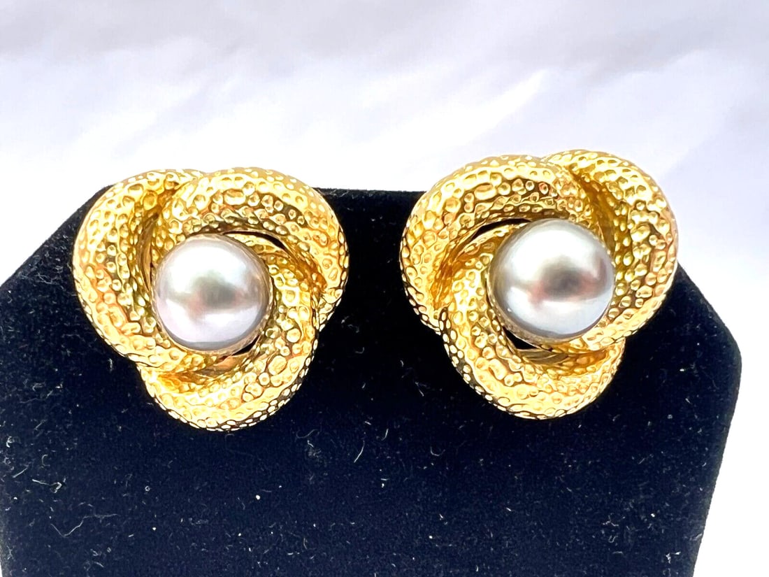 Greenleaf & Crosby 18K Gold South Sea Pearl Earrings: Greenleaf & Crosby 18K Gold South Sea Pearl Earrings These exquisite earrings by Greenleaf & Crosby are crafted from 18K yellow gold and feature stunning South Sea black pearls, each measuring 9.00 mm