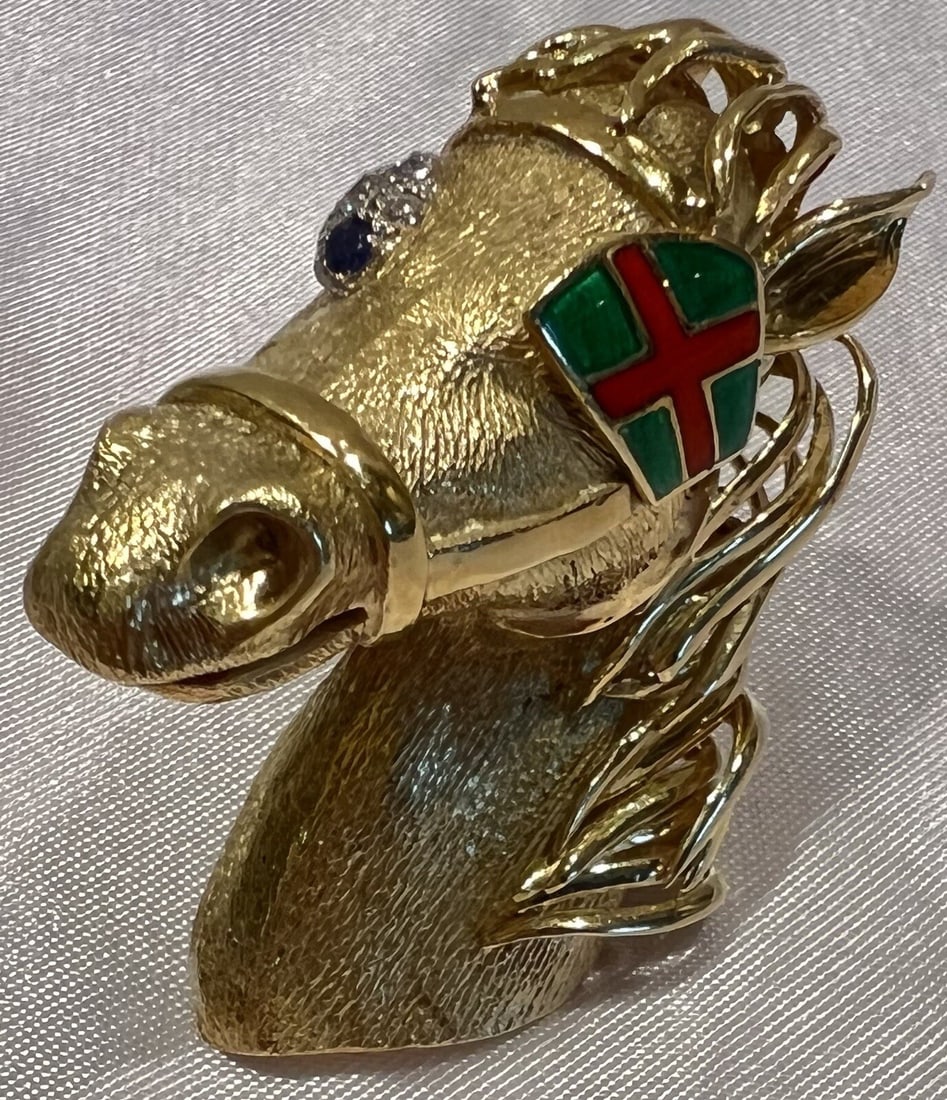 Peter Linderman 18K Gold Diamond Sapphire Horse Brooch: Peter Linderman 18K Gold Diamond Sapphire Horse Brooch This exquisite horse brooch by Peter Linderman is crafted from 18K yellow gold and features stunning enamel work, adorned with diamond and sapphi