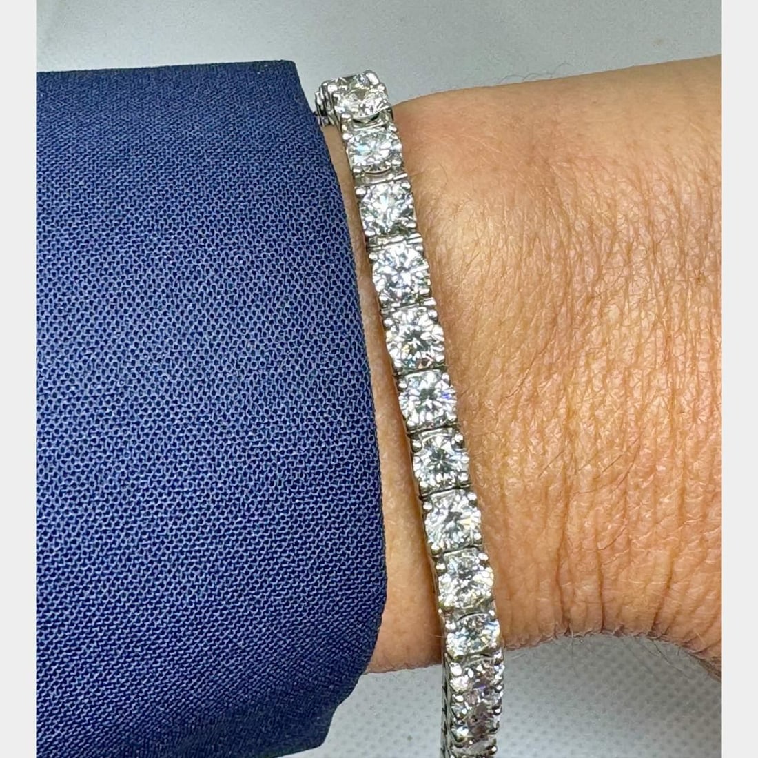 18K White Gold Platinum 12.60 Ct Diamond Tennis Bracelet: 18K White Gold Platinum 12.60 Ct Diamond Tennis Bracelet This exquisite tennis bracelet features a stunning combination of platinum and 18K white gold, showcasing a total of 36 dazzling diamonds with 