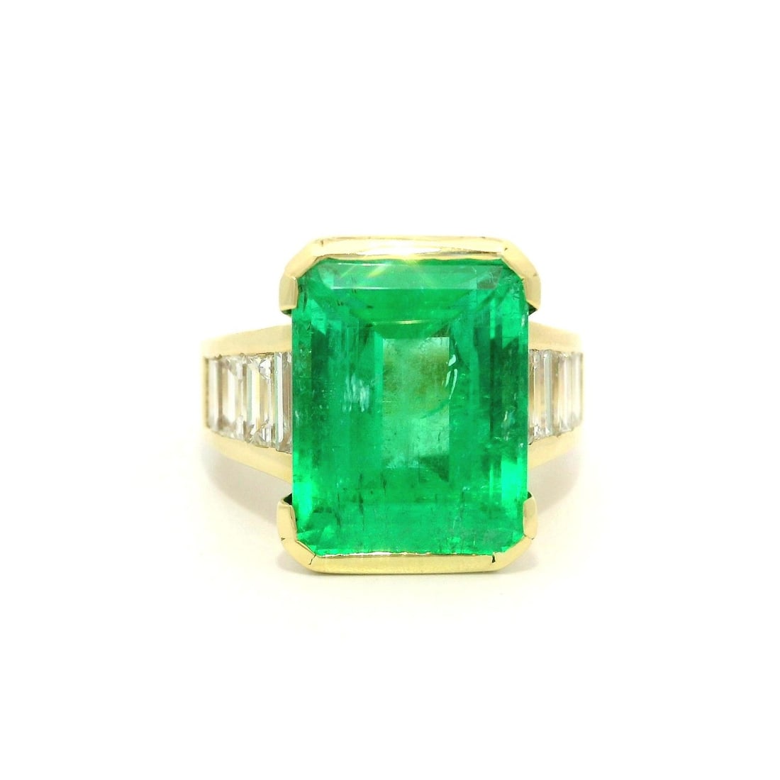 18k Gold AGL 10.6ct Green Colombian Emerald Baguette Diamond Ring: 18k Gold AGL 10.6ct Green Colombian Emerald Baguette Diamond Ring Make a bold statement with this exquisite 18k Gold statement ring, featuring a stunning 9.10ct natural Colombian emerald. The emerald 