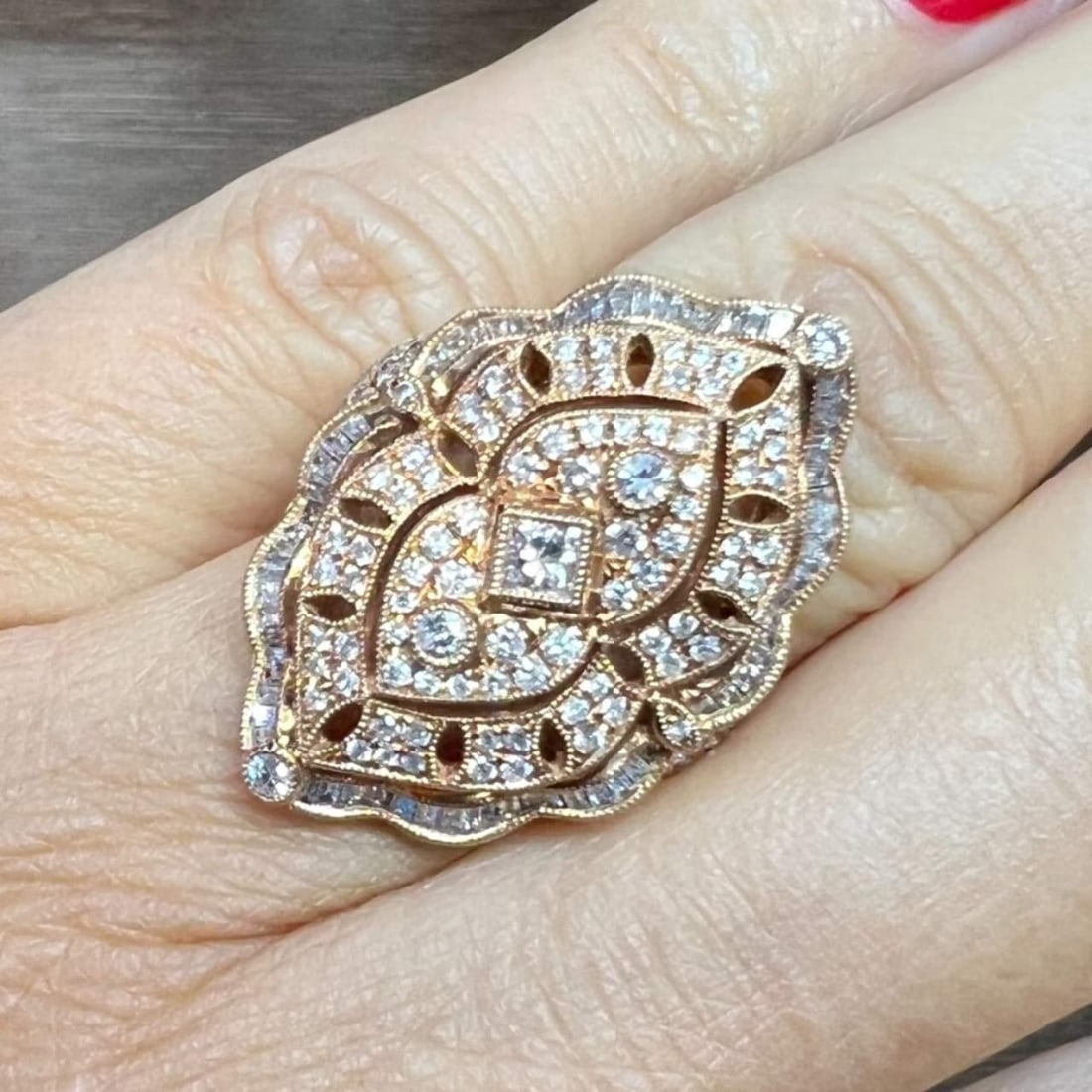 Stunning 18K Rose Gold Ring with 229 Diamonds 1.60 Ct F-H VS1-SI1: Stunning 18K Rose Gold Ring with 229 Diamonds 1.60 Ct F-H VS1-SI1 This exquisite 18K Rose Gold Diamond Ring features a stunning array of 229 diamonds, totaling approximately 1.60 carats. The diamonds 