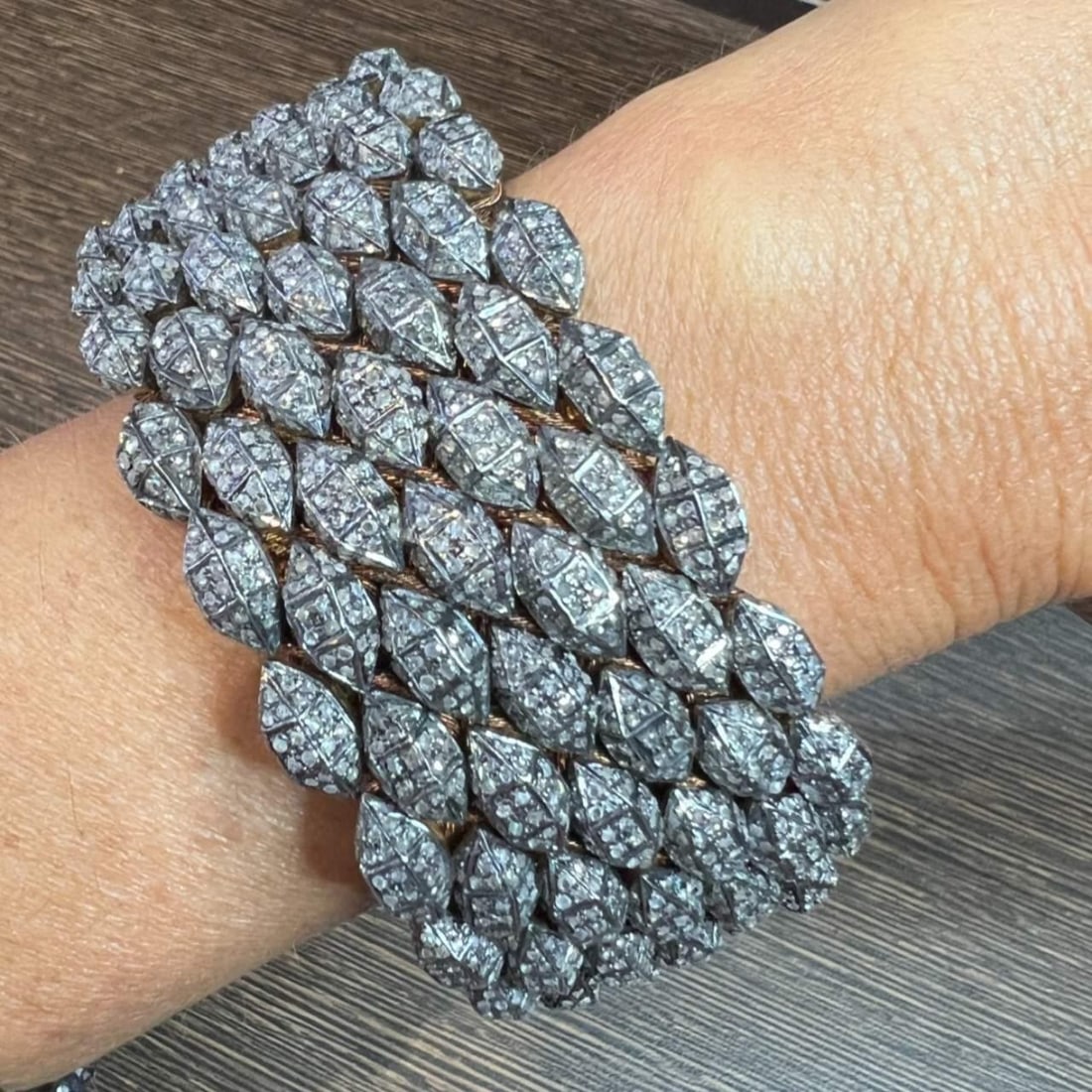 Stunning 18K Gold Silver Copper Diamond Bracelet 27 Ct Rose-Cut: Stunning 18K Gold Silver Copper Diamond Bracelet 27 Ct Rose-Cut This exquisite 18K and silver/copper diamond bracelet features a stunning design enhanced by 27.00 ct of rose-cut diamonds. The diamonds