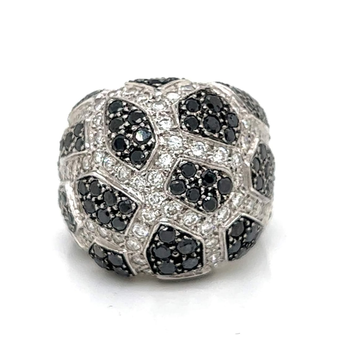 Elegant 18K White Gold Ring with Black and White Diamonds: Elegant 18K White Gold Ring with Black and White Diamonds This stunning 18K White Gold Ring features a captivating design adorned with approximately 120 sparkling white diamonds, totaling an impressiv