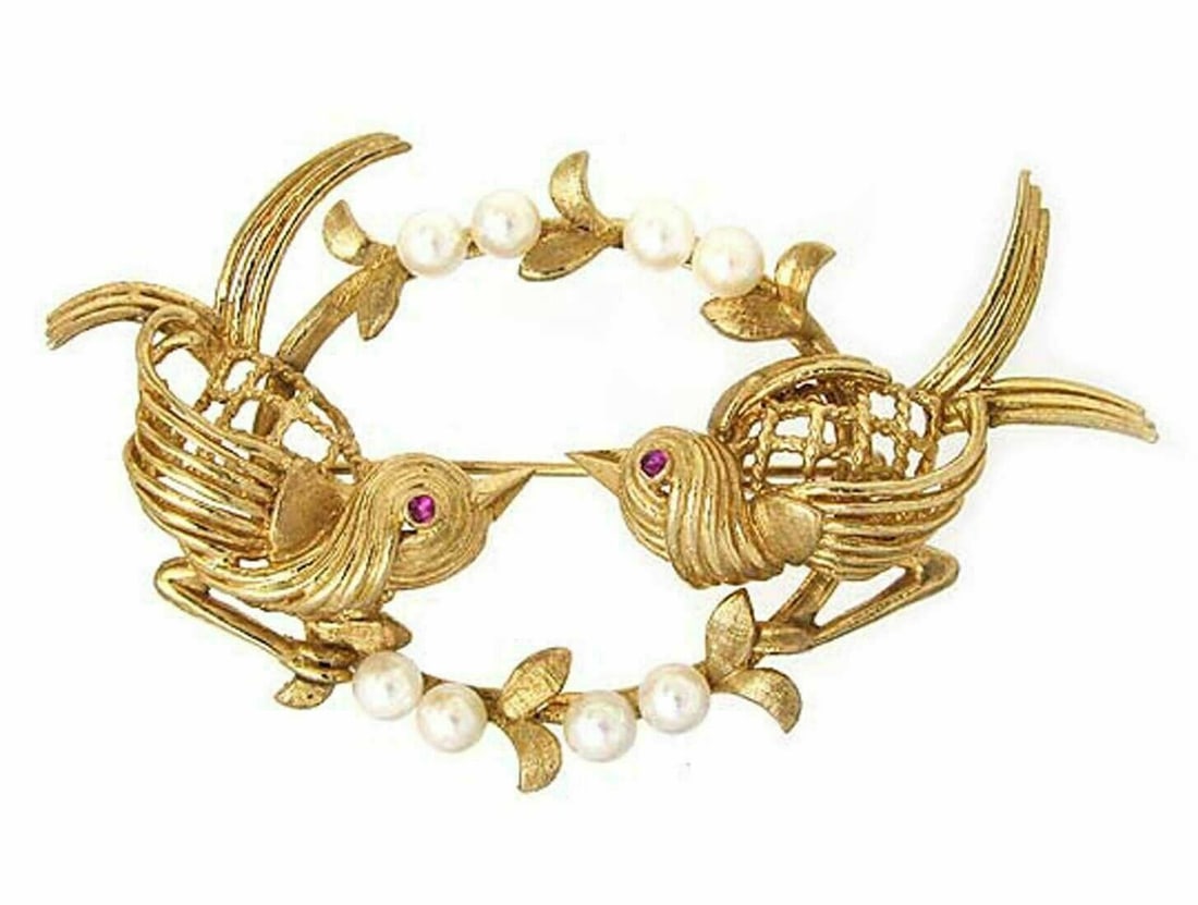 Vintage 14k Yellow Gold Two Bird Brooch with Pearl and Ruby: Vintage 14k Yellow Gold Two Bird Brooch with Pearl and Ruby This vintage brooch is crafted from solid 14k yellow gold and showcases a finely detailed two-bird motif. The design is accented with lumino
