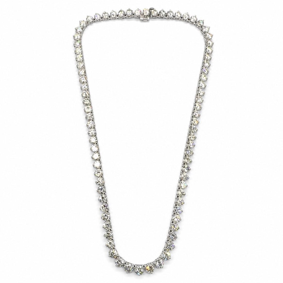 18K White Gold Diamond Necklace 25.25 Ct 17 Inch: 18K White Gold Diamond Necklace 25.25 Ct 17 Inch This elegant necklace is crafted from 18K white gold and features a total of 89 diamonds with an approximate combined weight of 22.00 carats. The diamo