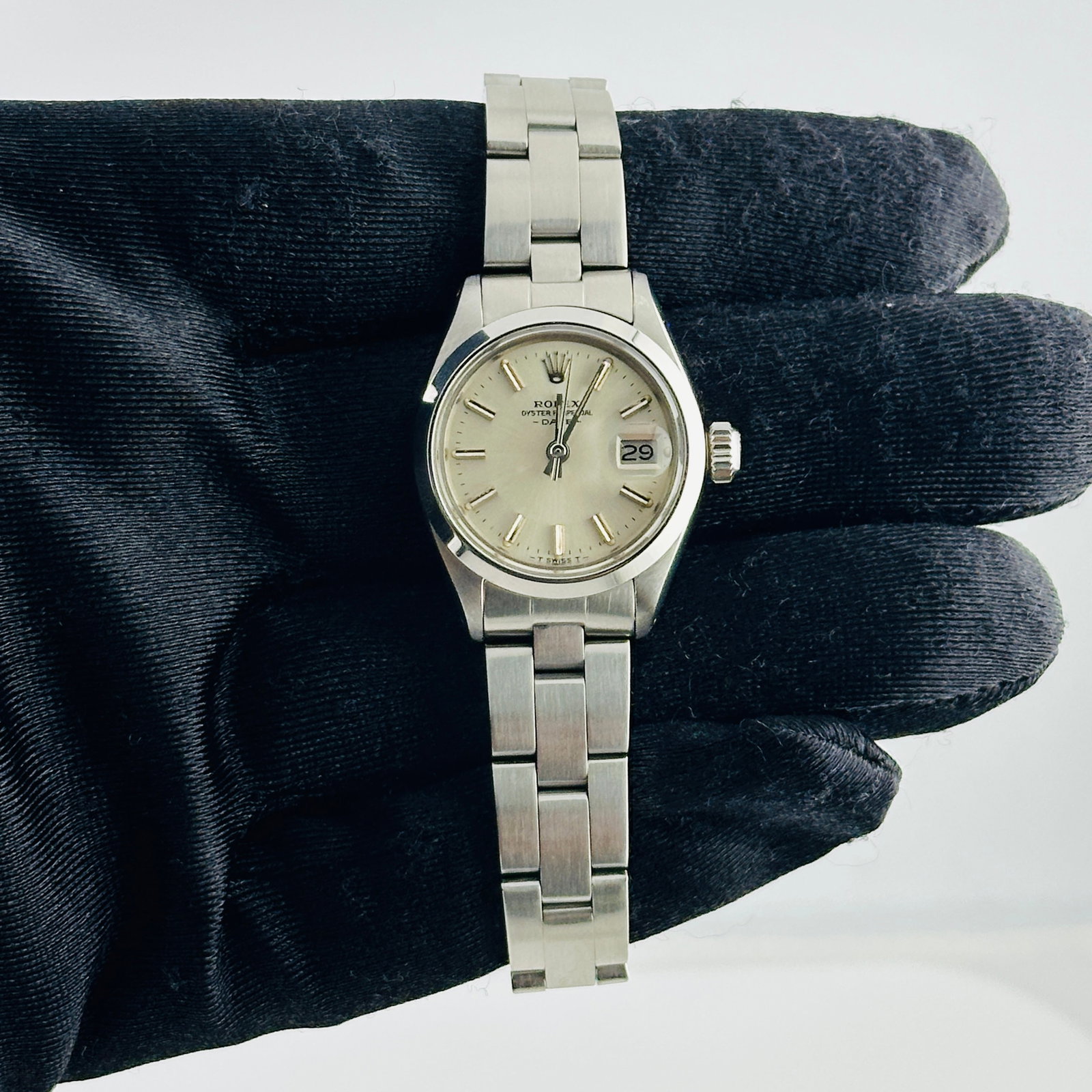 Ladies Rolex Datejust 6916 Silver Stick Dial Heavy Oyster Bracelet: Ladies Rolex Datejust 6916 Silver Stick Dial Heavy Oyster Bracelet This Rolex Datejust watch features a silver dial and a smooth bezel, complemented by an Oyster bracelet. Designed specifically for la