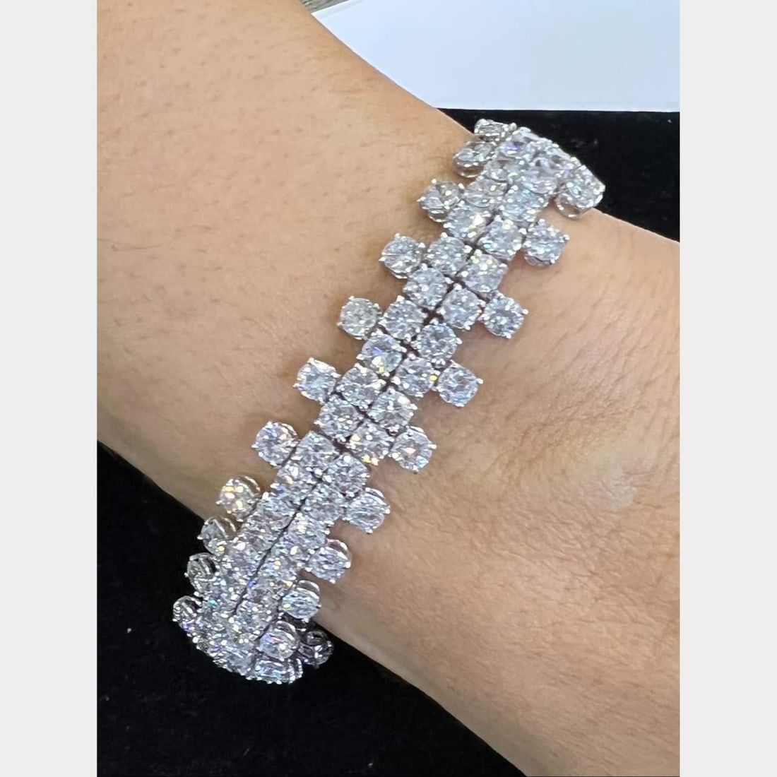 Calderoni Platinum 39 Ct Diamond Bracelet 150 Stones D-F VVS-VS: Calderoni Platinum 39 Ct Diamond Bracelet 150 Stones D-F VVS-VS This exquisite Calderoni Platinum Diamond Bracelet features a stunning total diamond weight of approximately 39.00 carats. Crafted from 