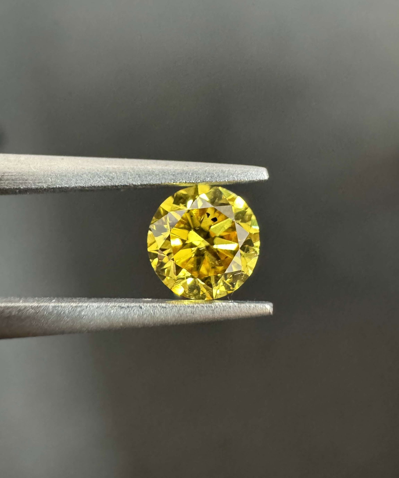 Loose Diamond - ROUND 0.4ct Fancy Vivid Yellow SI2: Loose Diamond - ROUND 0.4ct Fancy Vivid Yellow SI2 Source: Natural Shape: ROUND Carats: 0.4 Color: Fancy Vivid Yellow Certification: GIA Video: