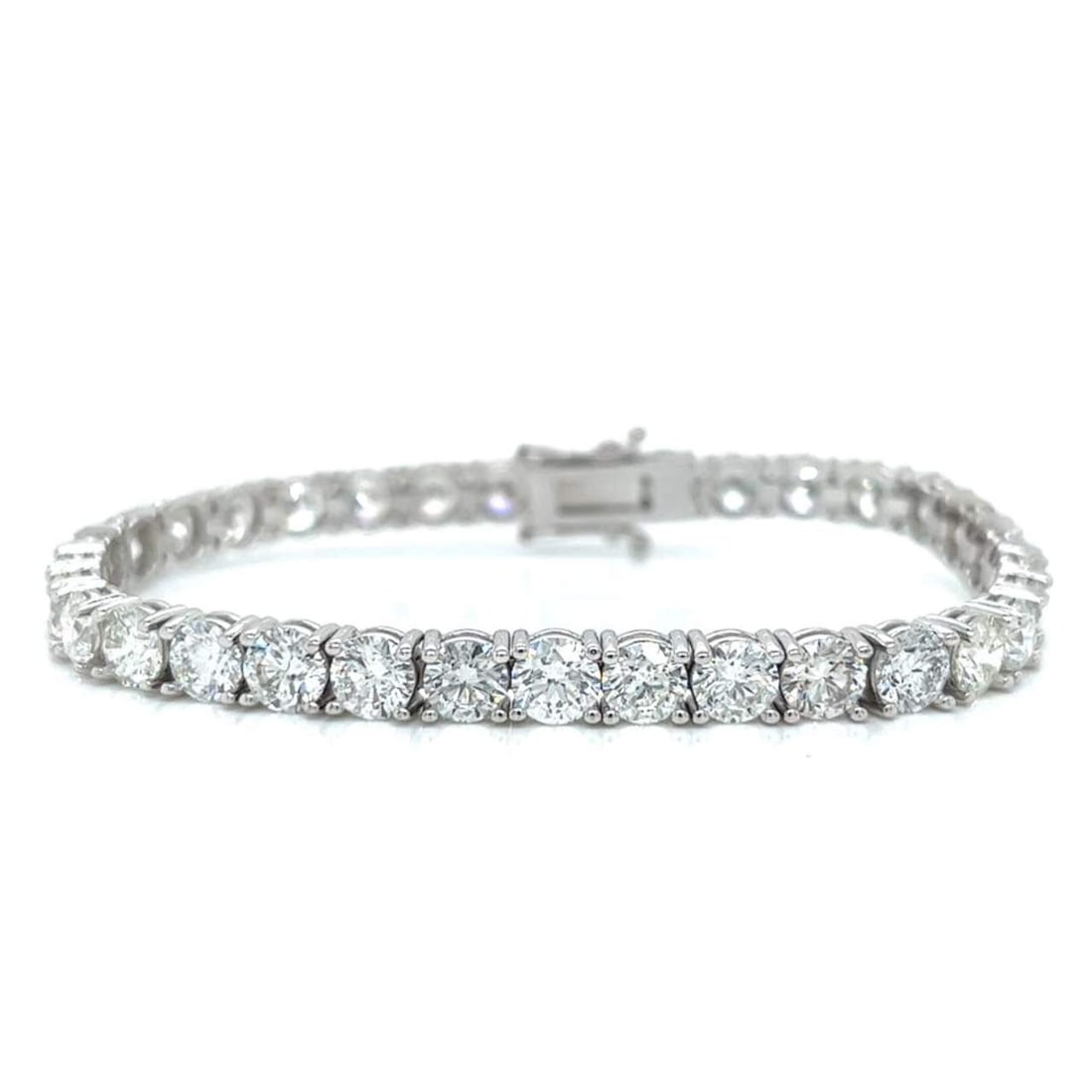 18K White Gold 17.31 Ct Diamond Tennis Bracelet 33 Diamonds F-G SI1-SI3: 18K White Gold 17.31 Ct Diamond Tennis Bracelet 33 Diamonds F-G SI1-SI3 This stunning 18K White Gold Diamond Tennis Bracelet showcases a total weight of 17.31 carats, featuring 33 dazzling diamonds. T