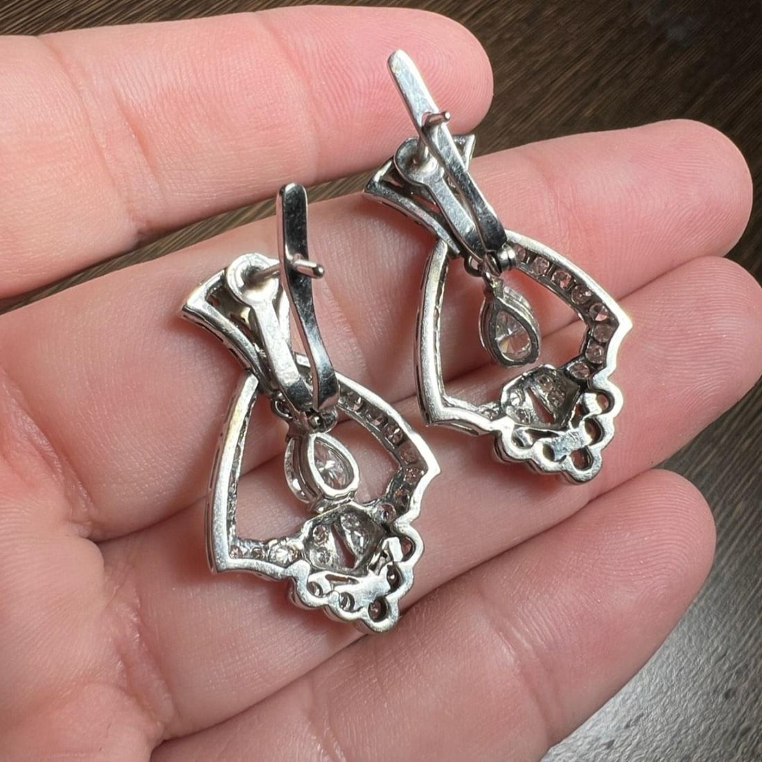 Art Deco Platinum Diamond Earrings 3.80 Ct with 72 Stones: Art Deco Platinum Diamond Earrings 3.80 Ct with 72 Stones Stunning Art Deco earrings crafted in platinum, featuring exquisite design and brilliant sparkle. These earrings showcase two pear-shaped diam