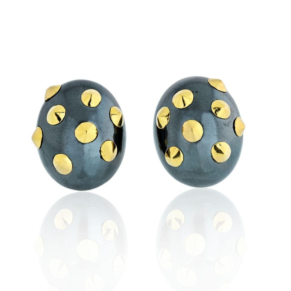 Angela Cummings 18K Yellow Gold Hematite Stud Earrings: Angela Cummings 18K Yellow Gold Hematite Stud Earrings Discover a stunning pair of earrings by Angela Cummings, showcasing a unique design that features bomb-shaped hematite plaques elegantly enhanced