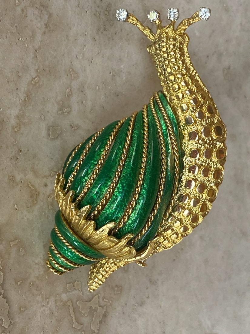 David Webb 18K Gold Platinum Diamond Snail Brooch Necklace: David Webb 18K Gold Platinum Diamond Snail Brooch Necklace Discover the elegance of this exquisite David Webb snail brooch necklace, expertly crafted from 18K yellow gold and platinum. This stunning p