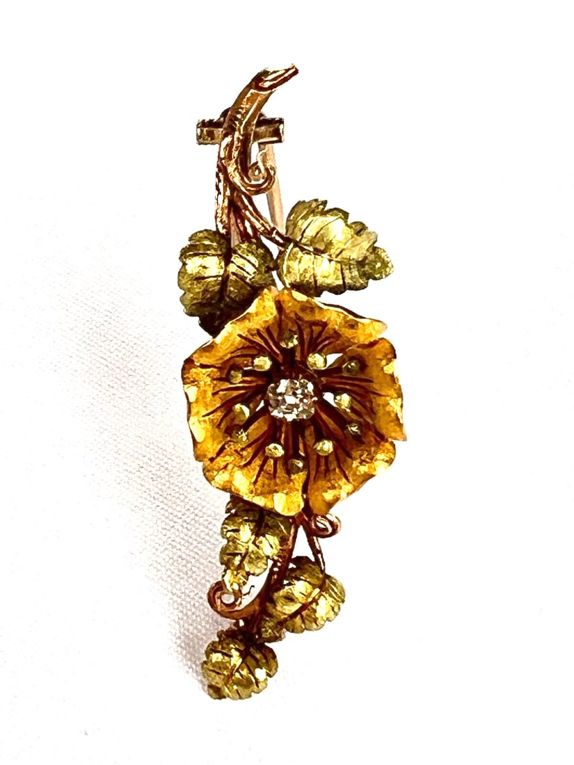 Stunning Retro 14K Yellow Rose Green Gold Diamond Flower Brooch: Stunning Retro 14K Yellow Rose Green Gold Diamond Flower Brooch This stunning retro brooch features a beautiful flower design crafted from 14K yellow, rose, and green gold, adorned with a sparkling di