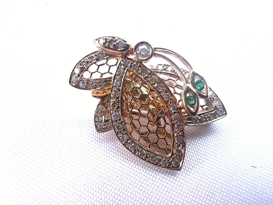 14K Yellow Gold Diamond Emerald Pendant Brooch Stunning Design: 14K Yellow Gold Diamond Emerald Pendant Brooch Stunning Design This exquisite pendant brooch is crafted from 14K yellow gold and features stunning diamond and emerald accents. Weighing 3.70 grams, it 