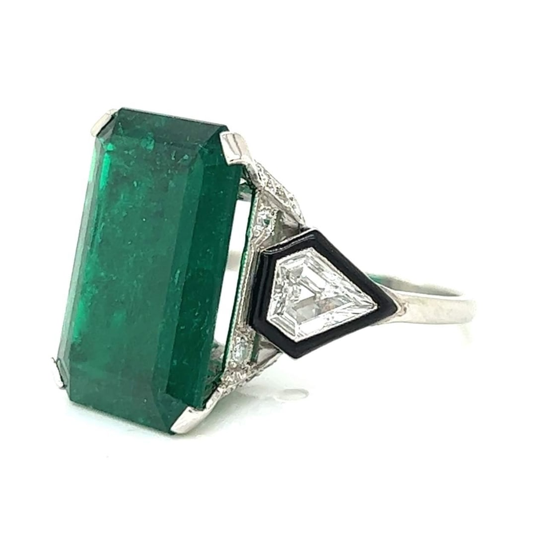 Elegant Platinum Emerald 13.00 Ct and Diamond Ring: Elegant Platinum Emerald 13.00 Ct and Diamond Ring This exquisite ring features a stunning emerald set in luxurious platinum, weighing approximately 13.00 Ct. The centerpiece is beautifully complement