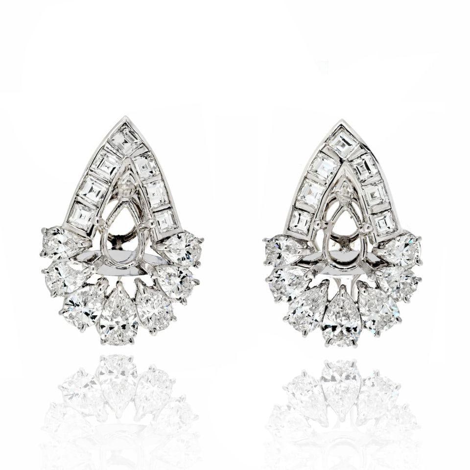 Stunning Platinum Diamond Earrings 9 cttw: Stunning Platinum Diamond Earrings 9 cttw Stunning Platinum Diamond Earrings 9 cttw Elevate your elegance with these stunning platinum earrings featuring a total diamond weight of 9 carats. Crafted in